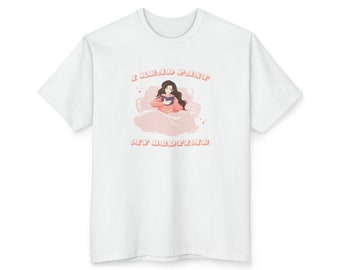 Je lis après l'heure du coucher | T-shirt grand unisexe en Ultra Cotton® | Femme lisant dans son lit, lit, livre, lecture, texte rose