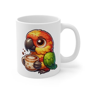 Könnte beinhalten: Weiße Keramiktasse mit einer bunten Cartoon-Illustration eines Papageis, der eine Tasse Kaffee hält. Der Papagei hat rote, orange, gelbe und grüne Federn.