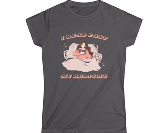 Je lis après l'heure du coucher | T-shirt souple pour femmes | Femme au lit, lisant, texte rétro, graphisme rose