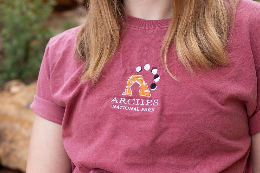 [COVERNAT] Arch Applique Dyed T-Shirt /追跡付 Adult Embroidered Tie-Dye T-shirt – Hancock Park Elementary