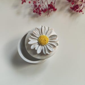 Bomboniera cofanetto con margherita ,dipinta a mano in gesso ceramico ,matrimonio,comunione,cresima,nascita