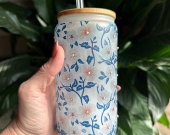 Tazza da caffè freddo personalizzata con decorazioni floreali e perle.
