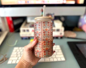 Personalisierte Blumen Eiskaffee Glas Tasse Retro Hand gezeichnet Design Bambus Deckel und Glas Strohhalm Nettes Geschenk für Geburtstagsgeschenk für Brautjungfern