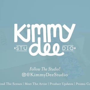 Pu&ograve; includere: Logo di testo bianco su sfondo blu che recita "Kimmy dee" con le parole "STU" e "DIO" in un carattere pi&ugrave; piccolo sopra e sotto il testo principale. Il testo sotto il logo recita "Follow The Studio! @KimmyDeeStudio" e "Behind The Scenes | Meet The Artist | Product Updates | Promo Codes".