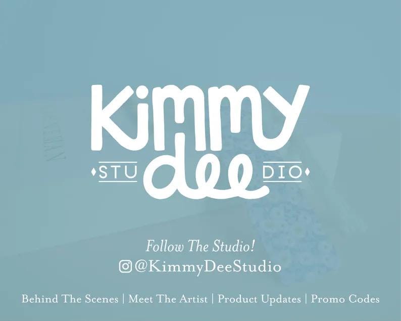 Pu&ograve; includere: Logo di testo bianco su sfondo blu che recita "Kimmy dee" con le parole "STU" e "DIO" in un carattere pi&ugrave; piccolo sopra e sotto il testo principale. Il testo sotto il logo recita "Follow The Studio! @KimmyDeeStudio" e "Behind The Scenes | Meet The Artist | Product Updates | Promo Codes".