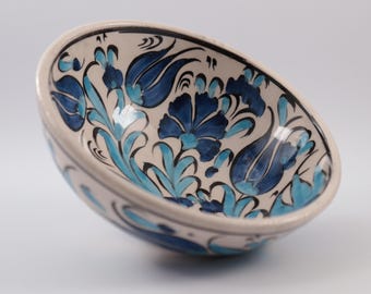 Cuenco de cerámica azul con estampado de tulipán turco pintado a mano, cuenco para servir con motivos anatolianos, fiambrera floral, ensaladera decorativa, plato de cerámica artística.