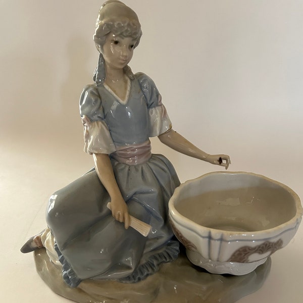 Rare Lladró Girl with Jewelry Dish #4713