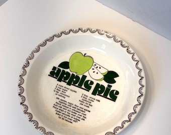 Vintage Ceramic Apple Pie Dish with Recipe – Retro 1970s Kitchen Decor