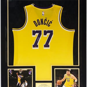 Luka Doncic ondertekend authentiek Los Angeles Lakers-jersey en 1e wedstrijdfoto - Panini COA-geauthenticeerd - professioneel ingelijst en plaat 34 x 42