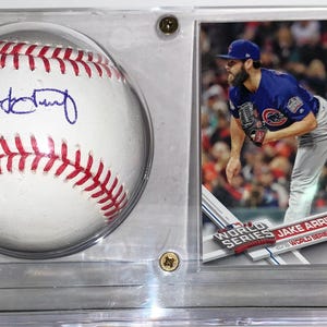Jake Arrieta autenticamente firmato Baseball e Topps Chicago Cubs 2016 World Series Card - JSA COA autenticato - Include espositore