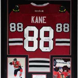 Patrick Kane gesigneerd authentiek Chicago Blackhawks-shirt - PSA DNA COA-geauthenticeerd - professioneel ingelijste Stanley Cup-foto 34 x 42