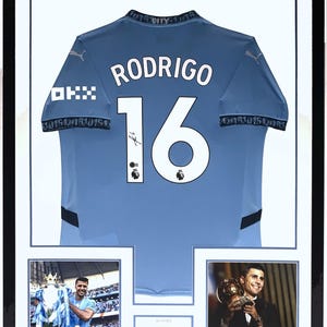 Rodri signiertes Manchester City Jersey und 2024 Ballon D&#39;Or Trophy Photo and Plate - Beckett BAS COA authentifiziert - professionell gerahmt