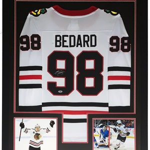 Connor Bedard gesigneerd authentiek Chicago Blackhawks-shirt - PSA DNA-geverifieerd - op maat ingelijst en foto 1e wedstrijd en doel 34 x 42