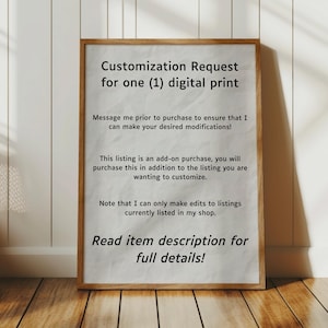 Op de afbeelding: Een ingelijst bord met de tekst "Aanpassingsverzoek voor één (1) digitale print". Het bord bevat ook instructies voor het aanpassen van een digitale print.