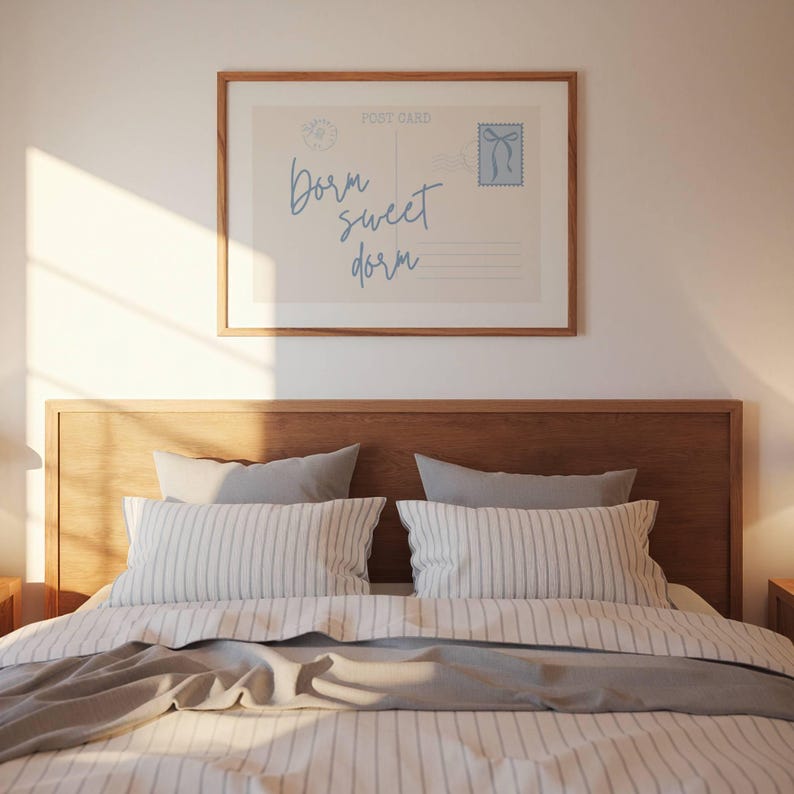 Pu&ograve; includere: Una struttura letto in legno con un copripiumino a righe bianche e grigie e due cuscini abbinati. La testata ha una stampa incorniciata con il testo "Born sweet dorm".