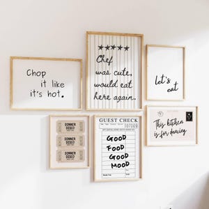 Könnte beinhalten: Eine Sammlung gerahmter Wandkunst mit verschiedenen Zitaten und Designs. Die Kunstwerke enthalten Sätze wie "Chop it like it's hot", "Chef was cute, would eat here again" und "This kitchen is for dancing."