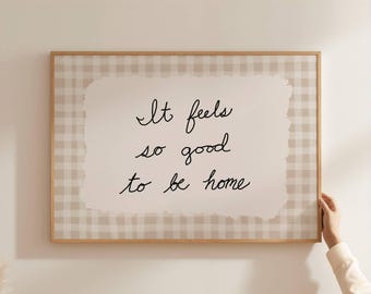 It Feels So Good To Be Home Print, Cozy Quote Wall Art, Hand Drawn Gingham Poster for Living Room Decor, Digital Download