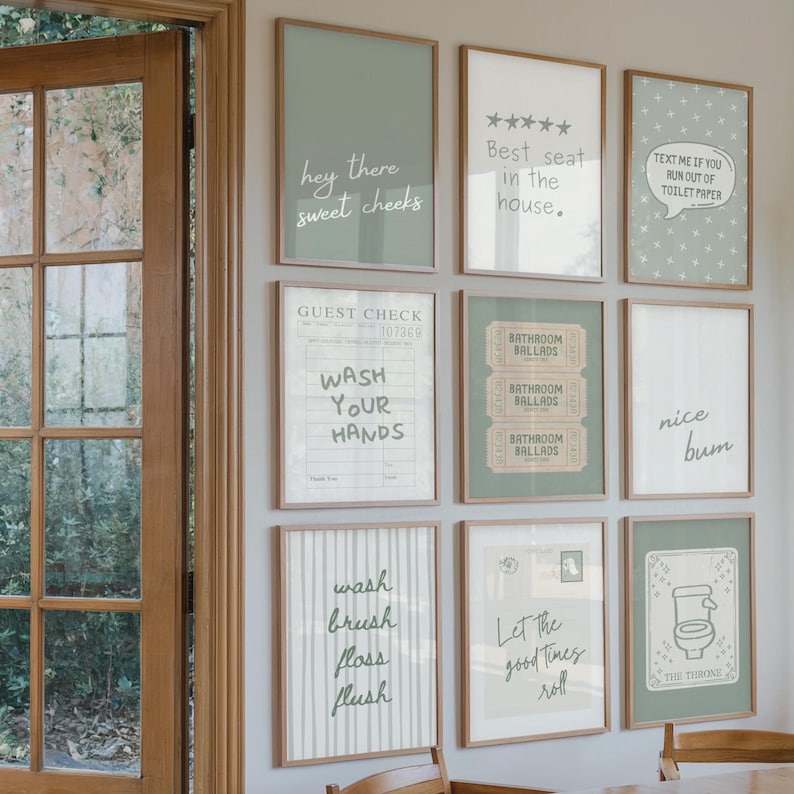 K&ouml;nnte beinhalten: Eine Sammlung von gerahmten Wandbildern mit verschiedenen Textdesigns. Die Kunstwerke zeigen S&auml;tze wie "hey there sweet cheeks", "Best seat in the house" und "Wash your hands". Die Rahmen haben eine nat&uuml;rliche Holzoptik.