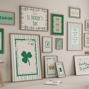 Pode incluir: Uma coleção de impressões de arte emolduradas com o tema do Dia de São Patrício. As impressões apresentam trevos, ferraduras e textos como "Happy St. Patrick's Day" e "Ready to paddy". A paleta de cores inclui verde, branco e bege.