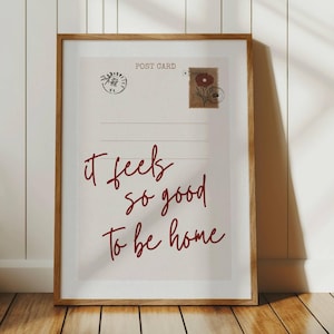 It Feels So Good To Be Home, Aesthetic Postcard Poster, Cozy Quote Wall Art, Trendy Retro Print for Living Room or Entryway Decor, Digital