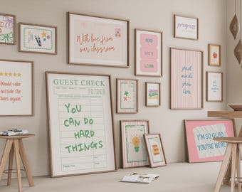 Może przedstawiać: Kolekcja oprawionych wydruków artystycznych z inspirującymi cytatami i kolorowymi wzorami. Wydruki zawierają frazy takie jak "You Can Do Hard Things" i "I'm So Glad You're Here". Ramki są w różnych rozmiarach i stylach.