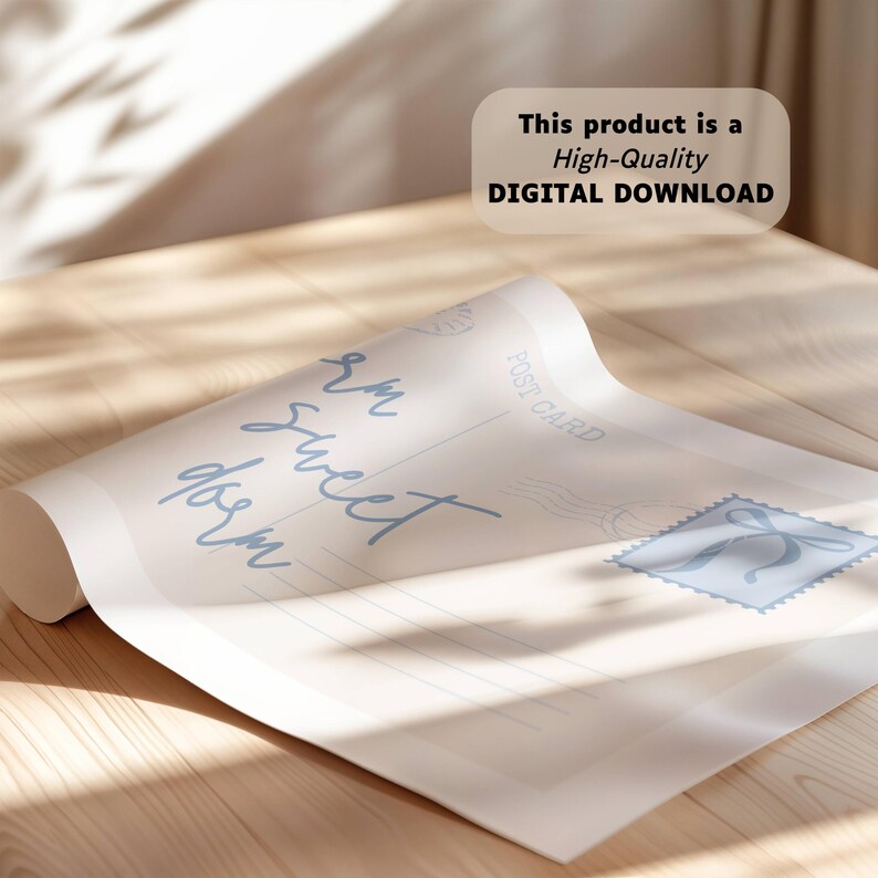 Pu&ograve; includere: Una cartolina bianca con testo blu che dice "I'm sweet dream". La cartolina ha un francobollo blu con un nastro bianco.