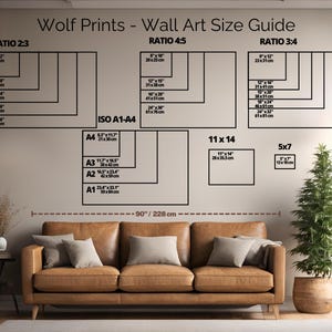 Pu&ograve; includere: Una guida alle diverse dimensioni delle stampe di lupi per l'arte murale. La guida mostra le dimensioni in pollici e centimetri per vari rapporti, tra cui 2:3, 4:5 e 3:4. La guida include anche formati di carta standard come A1, A2, A3 e A4. L'immagine mostra un divano e una pianta sullo sfondo.