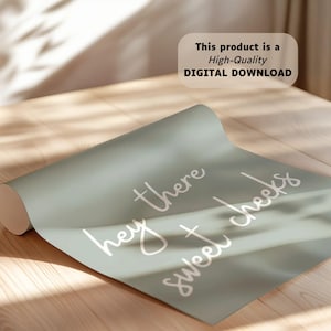 K&ouml;nnte beinhalten: Eine aufgerollte, salbeigr&uuml;ne Yogamatte mit den Worten "hey there sweet cheeks" in wei&szlig;er Schrift. Das Bild enth&auml;lt auch einen Hinweis auf einen digitalen Download.
