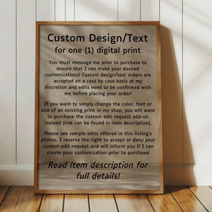 Puede incluir: Un cartel enmarcado con fondo de madera y texto negro. El cartel dice "Custom Design/Text for one (1) digital print". El texto continúa con instrucciones para pedir diseños y texto personalizados.