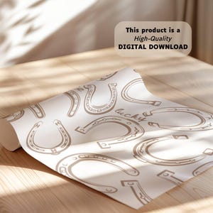 Puede incluir: Un rollo de papel con un patr&oacute;n repetido de herraduras marrones y la palabra "lucky" en escritura cursiva. Tambi&eacute;n se ve el texto "This product is a High-Quality DIGITAL DOWNLOAD".