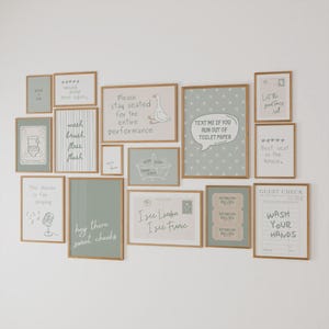 Puede incluir: Una colección de impresiones artísticas enmarcadas con citas e ilustraciones humorísticas con temática de baño. Las impresiones presentan varios diseños, incluyendo un inodoro, una bañera y el texto "Wash Your Hands."