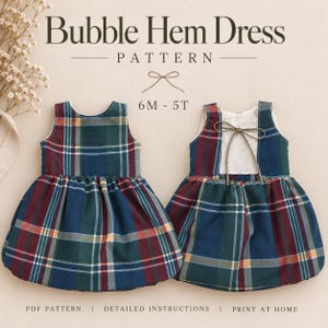 Pode incluir: Um molde de costura para um vestido com bainha balão nos tamanhos 6M a 5T. A imagem mostra dois vestidos sem mangas com um padrão xadrez em verde escuro, azul marinho e bordô. Um vestido mostra a frente, o outro as costas com fecho de laço.