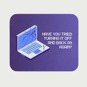 Könnte beinhalten: Ein quadratischer Aufkleber mit lila Hintergrund zeigt eine pixelige Illustration eines Laptops mit einem gesprungenen Bildschirm. Der Text lautet: „HABEN SIE VERSUCHT, ES AUSZUSCHALTEN UND WIEDER EINZUSCHALTEN?“