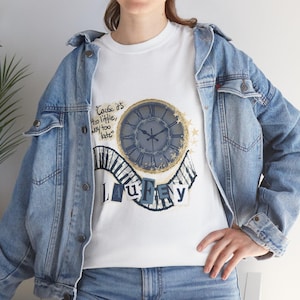 Camiseta Laufey Matter of Time | Design de Relógio Mítico