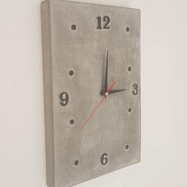 Reloj de pared de hormigón. Ultraligero y fabricado con una carcasa de hormigón de alto rendimiento que recubre un núcleo de poliuretano estriado. Sólo pesa 1,3 kg