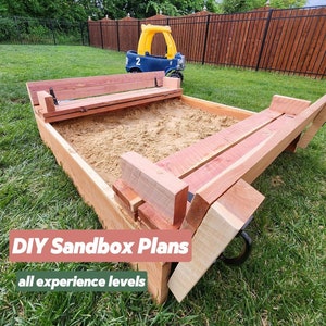 Puede incluir: Un arenero de madera con dos bancos incorporados. El arenero está lleno de arena y está rodeado de hierba verde. El texto "DIY Sandbox Plans" y "all experience levels" es visible en la parte delantera del arenero.