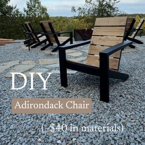 Pode incluir: Cadeiras Adirondack DIY com estruturas pretas e ripas de madeira natural. As cadeiras estão dispostas sobre uma superfície de cascalho, com um fundo natural ao ar livre. O texto "DIY Adirondack Chair" está incluído.