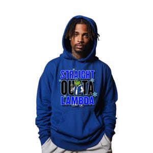 Könnte beinhalten: Ein königsblauer Kapuzenpullover mit dem Text "STRAIGHT OUTTA LAMBDA" in Weiß und Blau. Die Grafik zeigt eine Zeichentrickfigur. Die Person trägt eine Kapuze und eine hellgraue Hose.