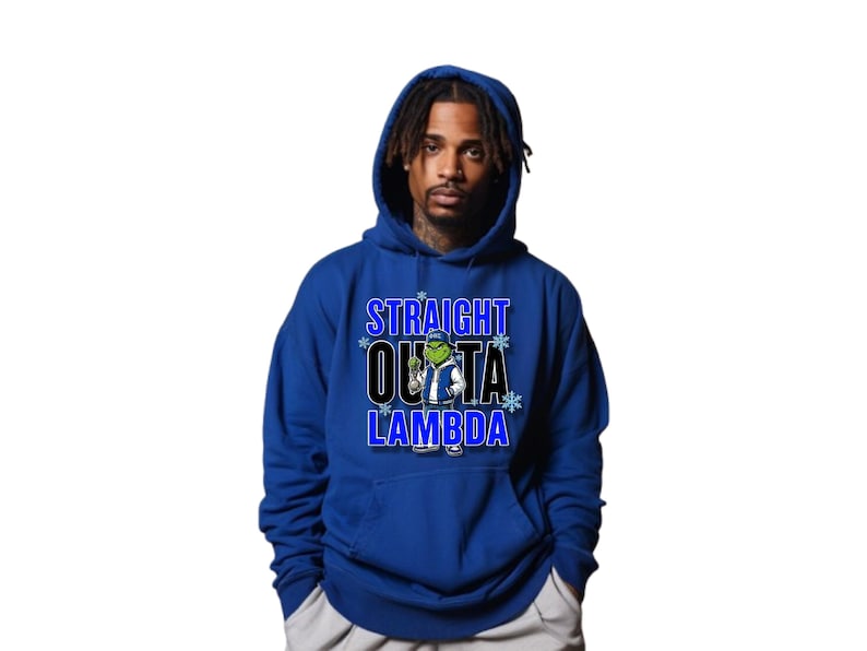 Puede incluir: Una sudadera con capucha azul real con el texto "STRAIGHT OUTTA LAMBDA" en blanco y azul. El gr&aacute;fico presenta un personaje de dibujos animados. La persona lleva una capucha y pantalones grises claros.