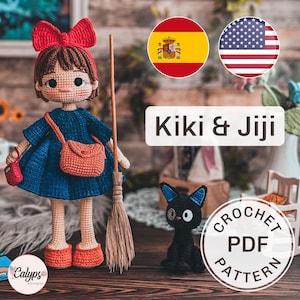 Puede incluir: Muñeca de ganchillo hecha a mano con lazo rojo, vestido azul y bolso y zapatos naranjas. Un gato negro y una escoba están al lado de la muñeca. El texto "Kiki & Jiji" y "Crochet PDF Pattern" son visibles.