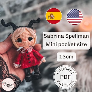 Op de afbeelding: Een gehaakte Sabrina Spellman pop, mini-zakformaat, met een rode jurk, zwarte schoenen en zwarte hoorns. De pop is 13 cm hoog. De afbeelding bevat de tekst "Sabrina Spellman Mini pocket size 13cm".
