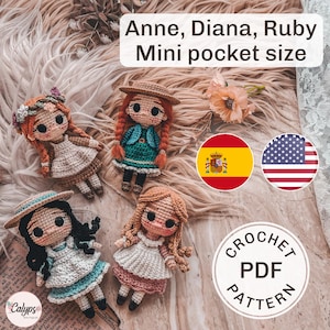 Puede incluir: Tres muñecas de crochet, Anne, Diana y Ruby, en tamaño mini de bolsillo. Las muñecas están vestidas con vestidos coloridos y tienen pelo de lana. La imagen también incluye un patrón PDF de crochet, una bandera española y una bandera estadounidense.