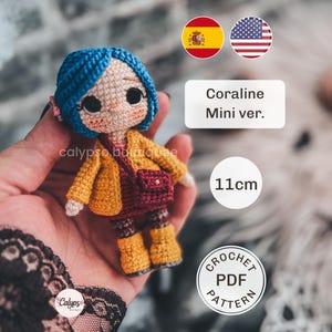 Pode incluir: Uma pequena boneca de crochê com cabelo azul, vestindo uma jaqueta amarela, um vestido vermelho escuro e botas amarelas, com uma bolsa transversal vermelho escuro. O texto diz Coraline Mini ver., 11cm, e CROCHET PDF PATTERN.