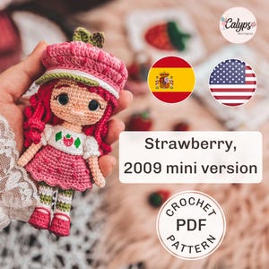 Peut inclure: Poupée fraise au crochet, vêtue d'une robe, d'un chapeau et de chaussures roses, avec des cheveux bouclés rouges et des détails verts. Le texte "Strawberry, 2009 mini version" est visible.