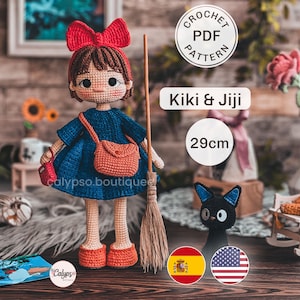 Op de afbeelding: Een gehaakte pop van een meisje met bruin haar en een grote rode strik, gekleed in een donkerblauwe jurk en oranje schoenen, met een oranje schoudertas en een bezem. De pop is 29cm hoog. Tekst bevat CROCHET PDF PATTERN en Kiki & Jiji.