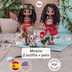 Puede incluir: Dos muñecas de ganchillo con pelo rizado oscuro, una con corona de flores y bastón de madera, la otra con un conjunto rojo estampado. Acompañadas por una figura de cerdo y un gallo. El texto dice: Moana 2 outfits + pets.