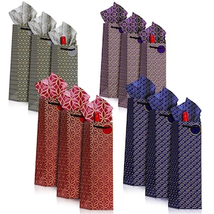 Könnte beinhalten: Sortiment an Weinflaschen-Geschenktüten in verschiedenen Farben und Mustern. Die Taschen weisen geometrische, florale und Wellenmuster in Grau-, Rot-, Lila- und Blautönen auf. Jede Tasche hat dekoratives Seidenpapier und einen roten Flaschenverschluss.