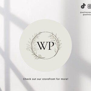 K&ouml;nnte beinhalten: Ein wei&szlig;er Kreis mit einem schwarzen floralen Kranz und den Buchstaben "WP" in der Mitte. Der Text "Check out our storefront for more!" befindet sich unterhalb des Kreises.