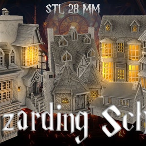 Op de afbeelding: Een set van vijf 3D-geprinte gebouwen op schaal 28 mm, ontworpen voor gebruik in tabletop role-playing games. De gebouwen zijn gemaakt van lichtgrijs plastic en hebben ramen, deuren en andere details. De gebouwen zijn in een rij geplaatst, met het hoogste gebouw in het midden. De gebouwen zijn gelabeld met "Wizarding School".
