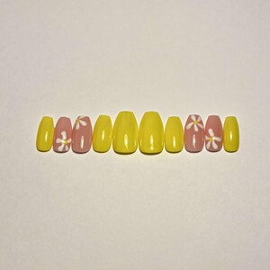 Daisy Press on Nails